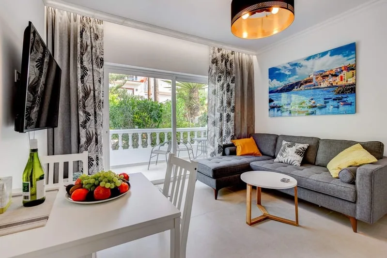 Living room and terrace of a long-stay apartment in Playa de las Américas